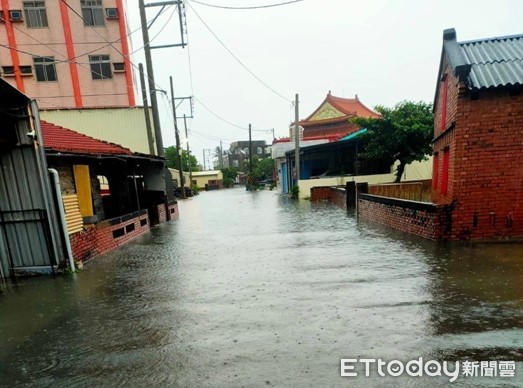 ▲台南北門、將軍區9日凌晨降雨量全國居冠，水利局抽水機全開抽排水，左鎮邊坡土石滑落，全力搶通。（圖／記者林悅翻攝，下同）