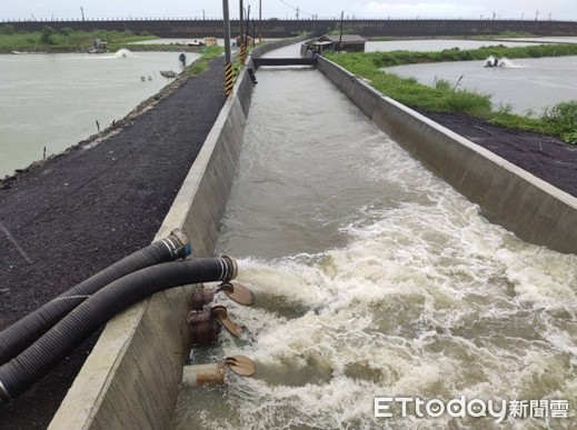 ▲台南北門、將軍區9日凌晨降雨量全國居冠，水利局抽水機全開抽排水，左鎮邊坡土石滑落，全力搶通。（圖／記者林悅翻攝，下同）