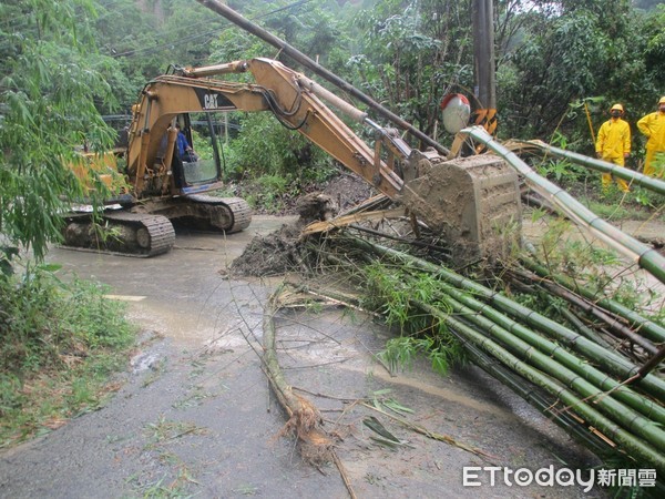 ▲台南北門、將軍區9日凌晨降雨量全國居冠，水利局抽水機全開抽排水，左鎮邊坡土石滑落，全力搶通。（圖／記者林悅翻攝，下同）