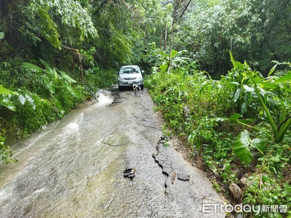 ▲地主將道路挖斷後，還在路旁豎立告示牌，禁止相關單位前來搶通道路。（圖／記者黃孟珍翻攝）