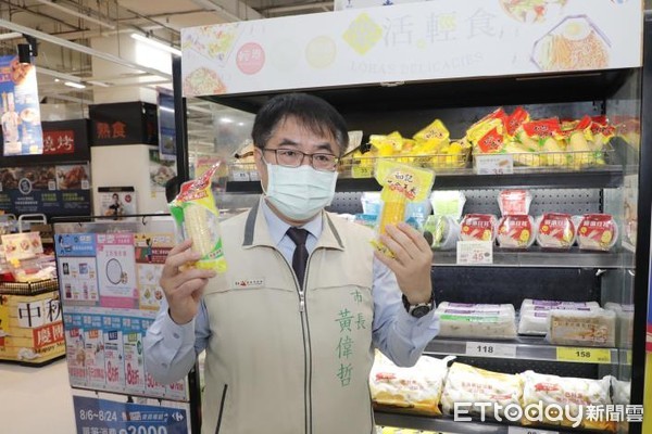 ▲台南連日豪雨，許多菜園遭遇農損，導致菜價波動，台南市長黃偉哲親自前往安平家樂福，視察第一線的量販店，菜價是否平穩。（圖／記者林悅翻攝，下同）