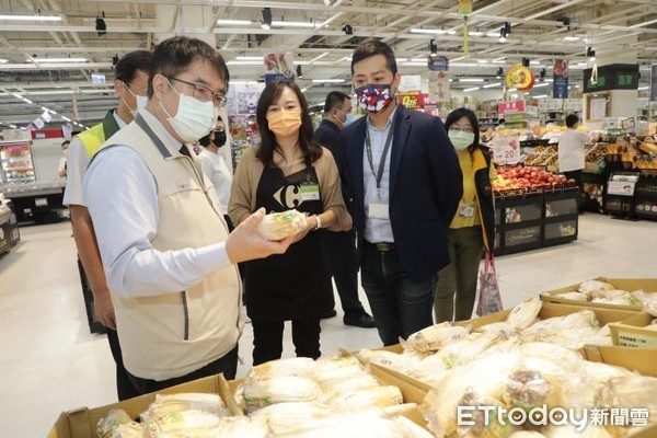 ▲台南連日豪雨，許多菜園遭遇農損，導致菜價波動，台南市長黃偉哲親自前往安平家樂福，視察第一線的量販店，菜價是否平穩。（圖／記者林悅翻攝，下同）