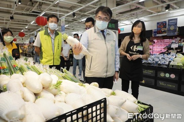 ▲台南連日豪雨，許多菜園遭遇農損，導致菜價波動，台南市長黃偉哲親自前往安平家樂福，視察第一線的量販店，菜價是否平穩。（圖／記者林悅翻攝，下同）