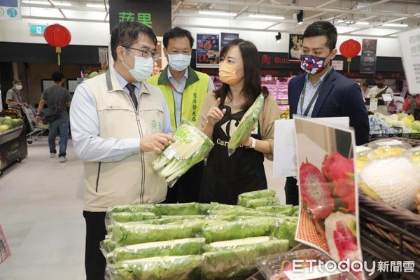 ▲台南連日豪雨，許多菜園遭遇農損，導致菜價波動，台南市長黃偉哲親自前往安平家樂福，視察第一線的量販店，菜價是否平穩。（圖／記者林悅翻攝，下同）