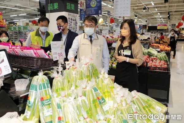 ▲台南連日豪雨，許多菜園遭遇農損，導致菜價波動，台南市長黃偉哲親自前往安平家樂福，視察第一線的量販店，菜價是否平穩。（圖／記者林悅翻攝，下同）