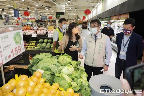 ▲台南連日豪雨，許多菜園遭遇農損，導致菜價波動，台南市長黃偉哲親自前往安平家樂福，視察第一線的量販店，菜價是否平穩。（圖／記者林悅翻攝，下同）