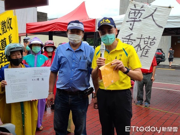 ▲▼竹山鎮七號道路自救會成員今冒雨赴鎮公所抗議，竹山鎮主秘出面接受陳情書。（圖／記者高堂堯翻攝）