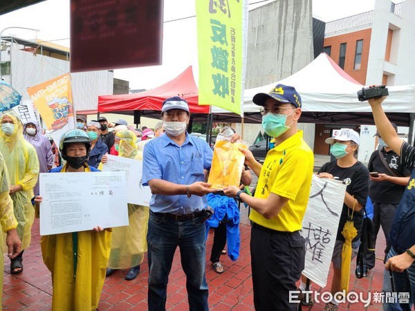 ▲竹山鎮七號道路自救會成員今冒雨赴鎮公所抗議陳情。（圖／記者高堂堯翻攝）