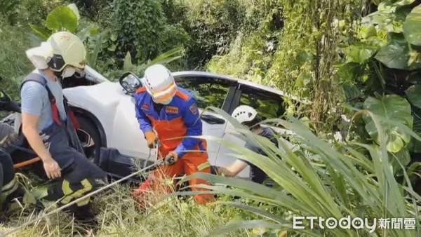 ▲救援人員利用繩索，一步一步進入車內救人，整輛車也因衝擊力道強大而扭曲變形。（圖／記者黃孟珍翻攝）