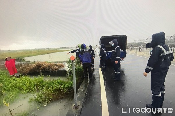 ▲台南市北門區雨勢不斷，部分沿海及低窪地區嚴重積水，海巡第11岸巡隊派員支援搬運沙包協助防災。（圖／記者林悅翻攝，下同）