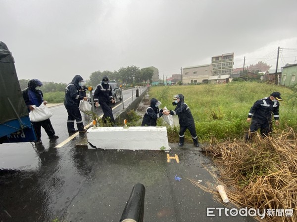 ▲台南市北門區雨勢不斷，部分沿海及低窪地區嚴重積水，海巡第11岸巡隊派員支援搬運沙包協助防災。（圖／記者林悅翻攝，下同）