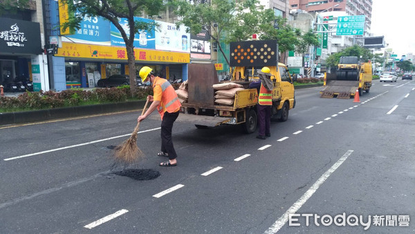 ▲台南市工務局三個工務大隊，趁著雨勢稍歇，犧牲父親節假期，將人員分組於市區、市道等重要道路巡查，主動發現坑洞後立即修補。（圖／記者林悅翻攝，下同）