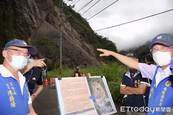 ▲仁愛鄉武界部落投83線25K大山崩掩埋道路，南投縣長林明溱、立委馬文君到現場了解，。（圖／南投縣政府提供）