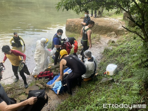 ▲汐止區新山夢湖9日傍晚發生登山客墜湖意外，目前送醫搶救中。（圖／記者張君豪翻攝）