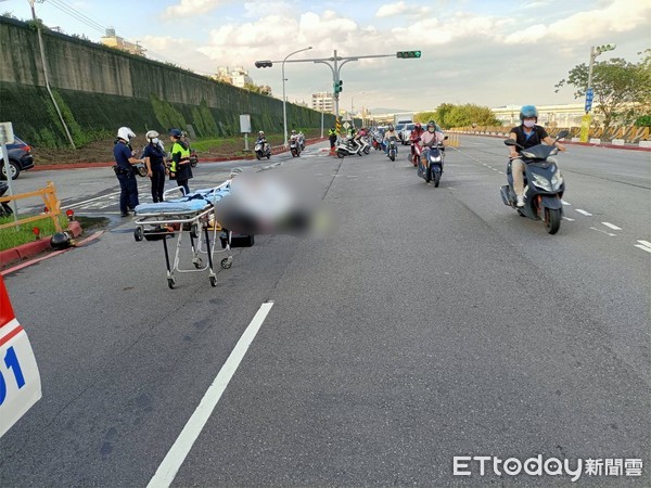 ▲▼快訊／新莊死亡車禍！騎士離奇自摔　遭後方大車輾過「臉凹陷」。（圖／記者陳以昇翻攝）