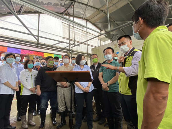 ▲蔡英文視察新港溫室蕹菜受損情形 翁章梁積極爭取改善區域排水問題。（圖／嘉義縣政府提供）