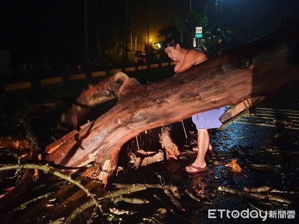 ▲埔里員警暗夜中冒著風雨鋸除傾倒路樹，維護交通安全。（圖／記者高堂堯翻攝）