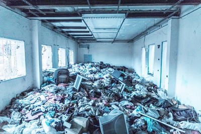 外婆囤積癖！10年戰利品壓垮門「慘便ㄑ字型」　在家只能橫著走