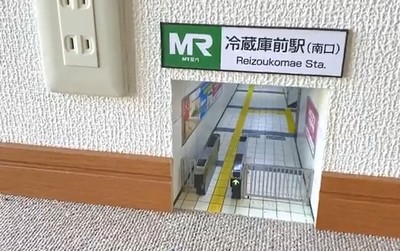 小矮人住在我牆壁裡！打開插座「內藏一座捷運站」　微型藝術把捷運搬進家