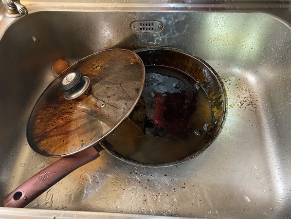 ▲▼台中上午發生一起住宅火警，一名大人煮菜忘關瓦斯即外出工作，屋內3歲童險送命。（圖／消防局提供）