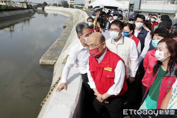 ▲行政院長蘇貞昌，與台南市長黃偉哲等人，一同視察台南三爺溪排水，驗收台南的治水成果。（圖／記者林悅翻攝，下同）