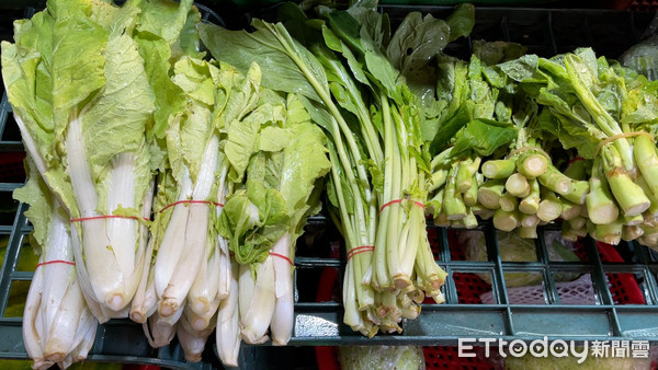 ▲▼受下雨影響菜價飆漲，民眾購買食材時得要精打細算，或是乾脆到快餐店購買現成菜色。（圖／記者謝盛帆攝）