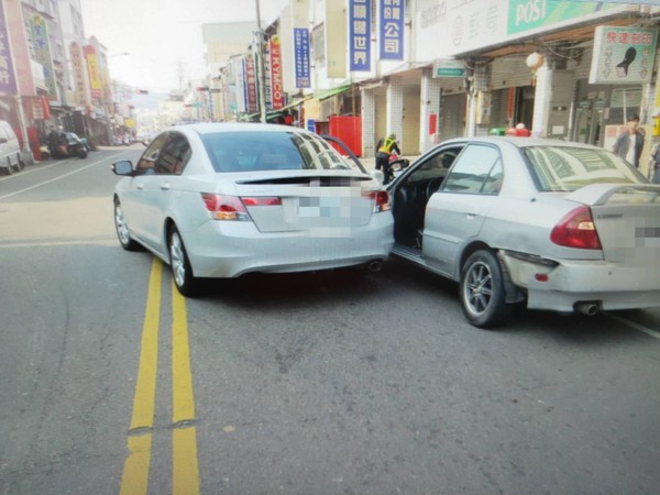 ▲▼太平一名男子宿醉開車連撞2車拒調解，被撞車主的學姊代為出氣，生塊叉燒都比你好。（圖／爆怨2公社）