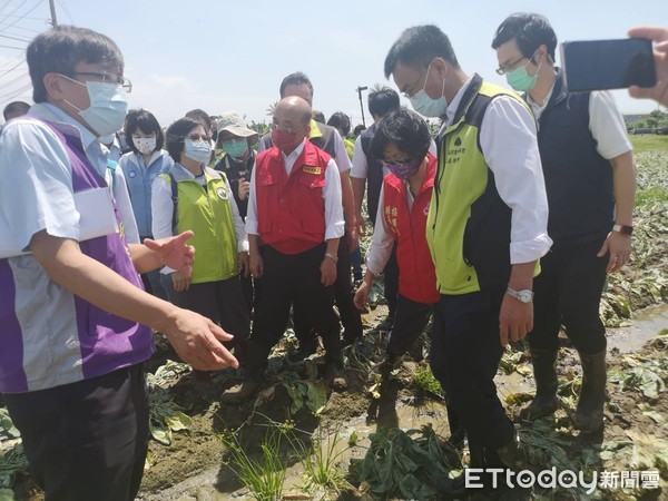 ▲行政院長蘇貞昌視察彰化福興及芳苑農損。（圖／記者唐詠絮攝，以下同）