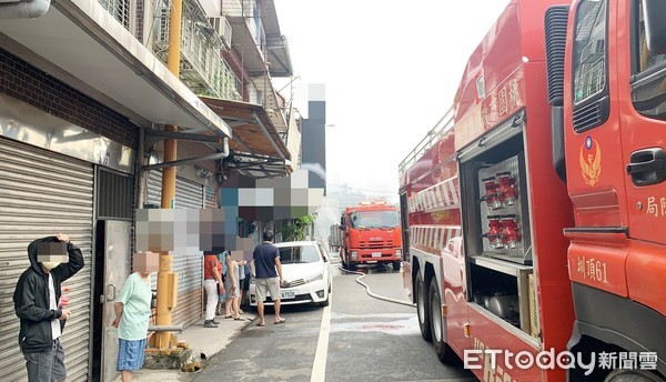 ▲桃園市大溪區石園路1家早餐店10日下午發生火警，消防人員灌救中，不少居民圍觀。（圖／記者沈繼昌翻攝）