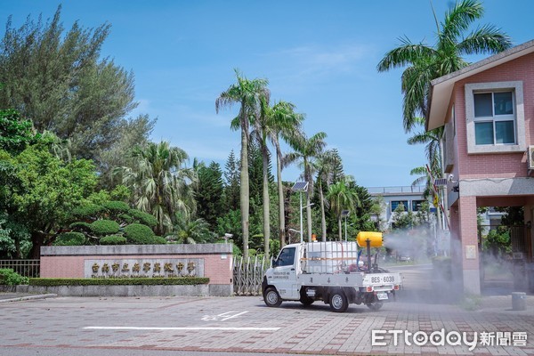 ▲兩波豪大雨，環境大受影響，台南市多處傳出積淹水，環保局動員2361人次、砲霧塔消毒車、消毒車全力清消。（圖／記者林悅翻攝，下同）