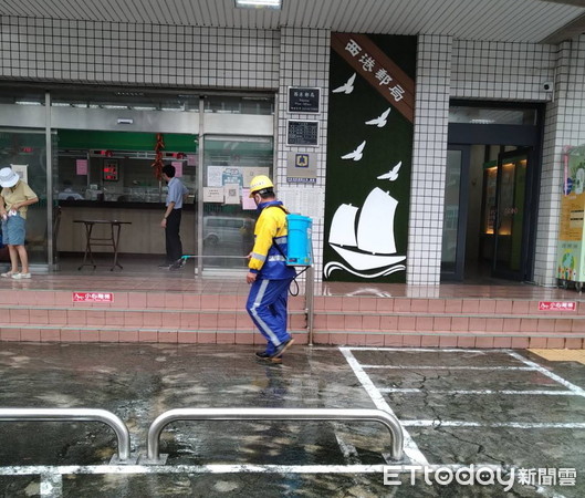 ▲兩波豪大雨，環境大受影響，台南市多處傳出積淹水，環保局動員2361人次、砲霧塔消毒車、消毒車全力清消。（圖／記者林悅翻攝，下同）