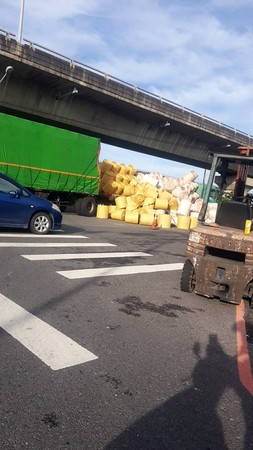 ▲大貨車載紙捲掉落。（圖／彰化踢爆網提供）