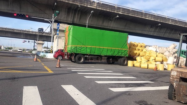 ▲大貨車載紙捲掉落。（圖／彰化踢爆網提供）