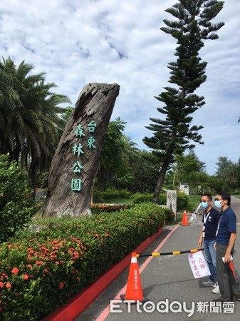 ▲台東森林公園入口處20餘年的原木意象，已逐漸腐爛損壞而有剝落倒塌危險。（圖／台東縣政府提供，下同）