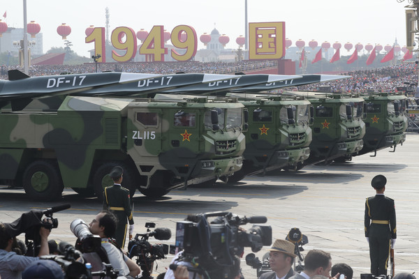 ▲▼ 中國建政70年大閱兵，展示高超音速飛彈東風-17。（圖／達志影像／美聯社）