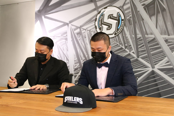 ▲PLG職籃選秀榜眼陳又瑋正式與鋼鐵人簽約。（圖／鋼鐵人提供）