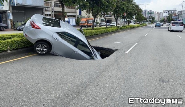 ▲▼台中驚現天坑，轎車掉落。（圖／民眾提供）