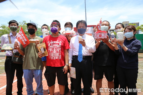 ▲愛心總舖師蔡瑞成發起的「出走料理面交快閃」活動，11日中午來到台南市議會，郭信良議長親自出面表達歡迎與支持。（圖／記者林悅翻攝）