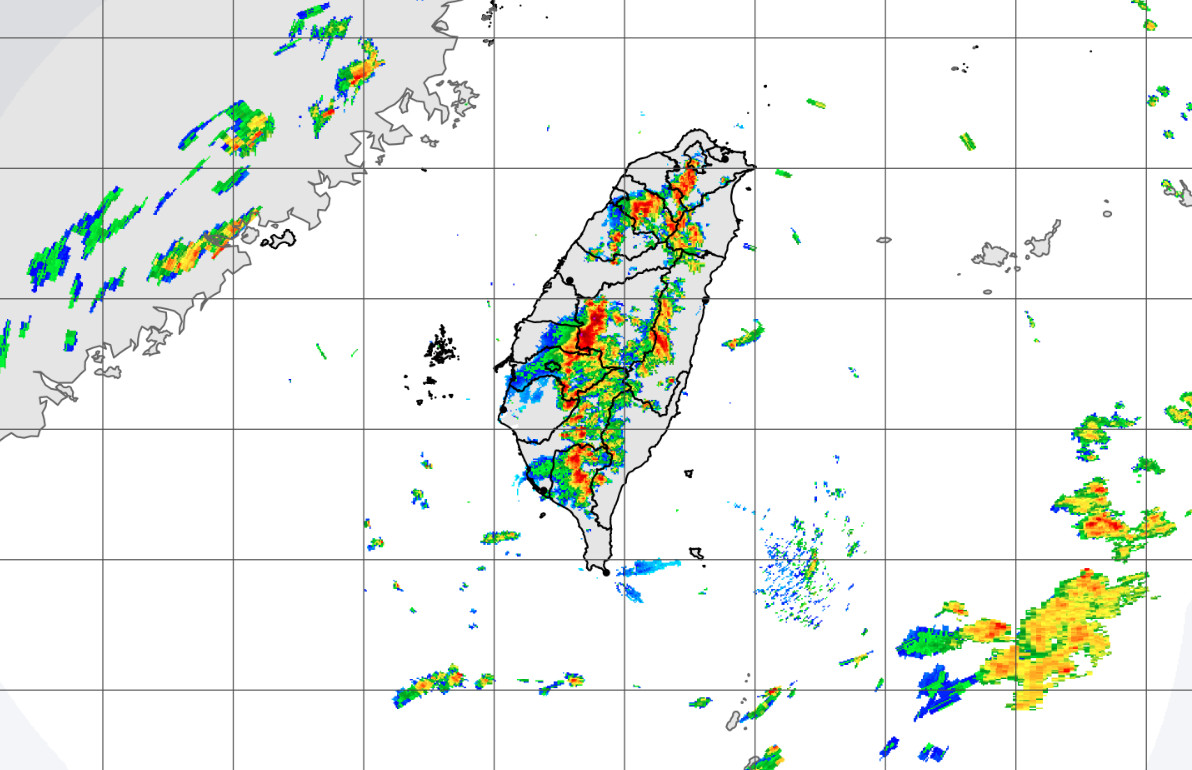 ▲▼午後對流發展，氣象局發布豪雨特報及大雷雨訊息。（圖／氣象局）