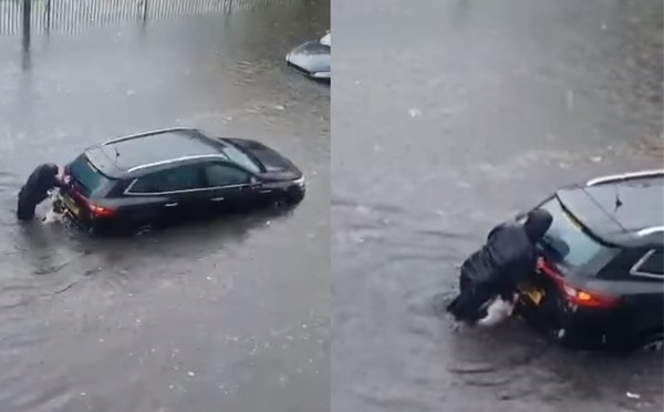 洪水快淹到腰部！擔心主人受困水中　狗狗上前「伸爪」幫她推車。（圖／翻攝自Facebook／Lori Gillies）