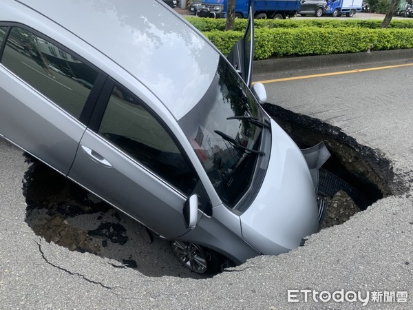 ▲台中巨大天坑「恐怖吞車」，盧秀燕道歉：人車全力賠償、全線路檢。（圖／游瓊華攝＋元翔汽車提供）