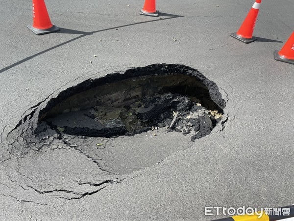 ▲台南市永康區東橋二街、東橋五路路口，11日下午發生路面下陷，出現1個大坑洞，水利局據報馬上派員前往將該處放置安全錐封鎖警戒，以防發生意外。（圖／記者林悅翻攝，下同）