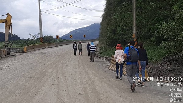 ▲▼希望之橋明霸克露橋斷5天居民急了！想涉水闖回家：要餵雞、花沒澆會死。（圖／公路總局甲仙工務段提供）