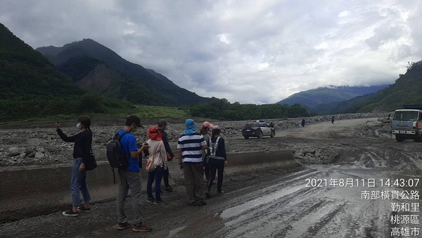 ▲▼希望之橋明霸克露橋斷5天居民急了！想涉水闖回家：要餵雞、花沒澆會死。（圖／公路總局甲仙工務段提供）