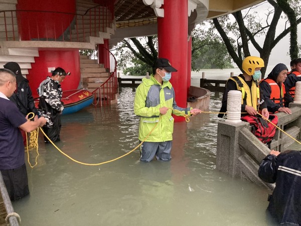 ▲男落曾文水庫，潛水人員、橡皮艇擴大搜尋 。（圖／記者翁伊森翻攝）