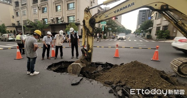 ▲台南市永康區東橋二街與東橋五路路口，發生道路塌陷，市府水利局等團隊緊急冒雨搶修後，於深夜恢復通車。（圖／記者林悅翻攝，下同）