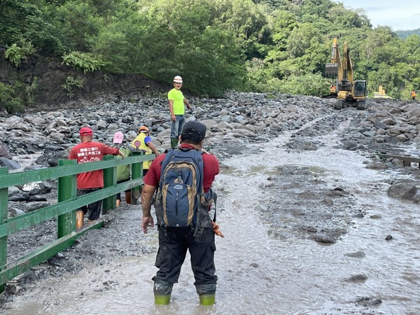 ▲▼桃源區代表謝宜真落水失蹤，消防局出動15車28人3艇2無人機前往繼續搜救。（圖／記者賴文萱翻攝）