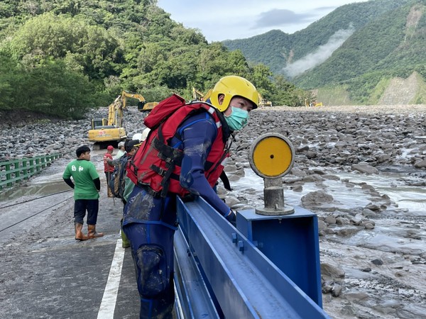 ▲▼桃源區代表謝宜真落水失蹤，消防局出動15車28人3艇2無人機前往繼續搜救。（圖／記者賴文萱翻攝）