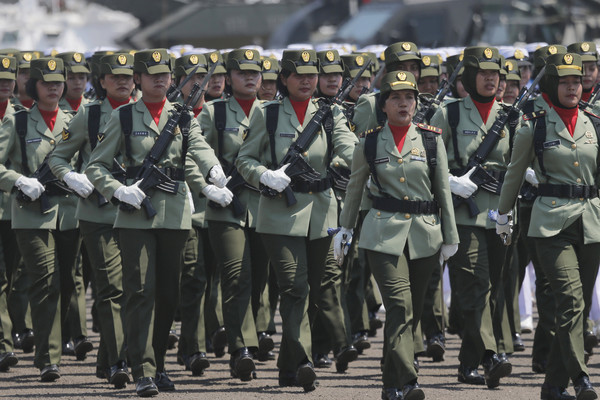 ▲▼印尼首都雅加達2019年的閱兵典禮。女兵列隊前進。（圖／達志影像／美聯社）