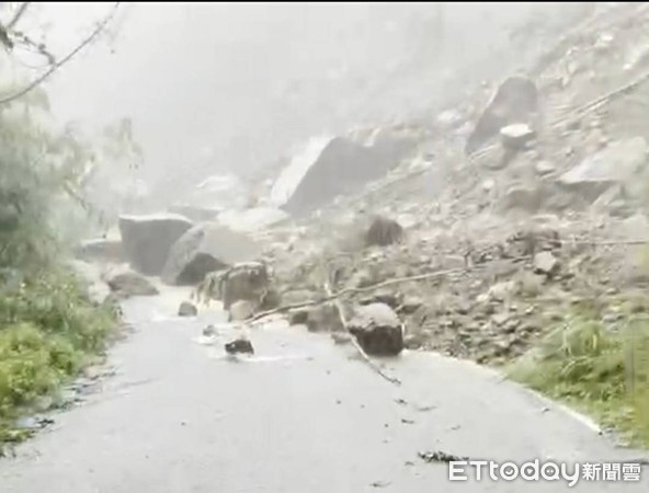 ▲阿里山青年活動中心聯外道路日前豪雨坍方中斷。（圖／讀者提供）